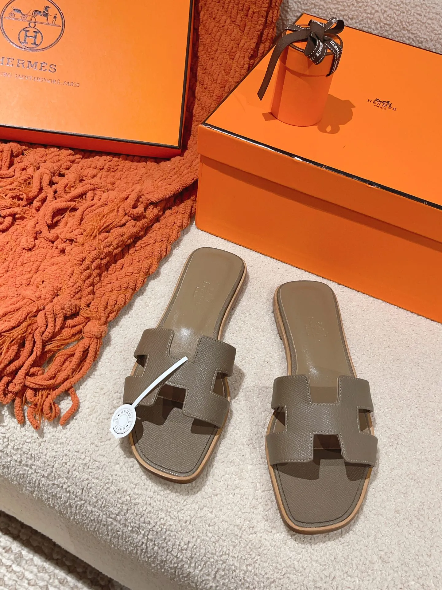 👟👟Ex-factory price 440👟👟 Hermes Hermes H slippers Oasis sandals series——————————Fashionable and versatile Super comfortable Every detail is made to the extreme Original swift calfskin Original 1:1 exclusive private mold upper/original leather outsole ▪️Packaging: Each pair of shoes comes with packaging ▪️SIZE: 35~42 (.40.41.42 customization is non-refundable and non-exchangeable)